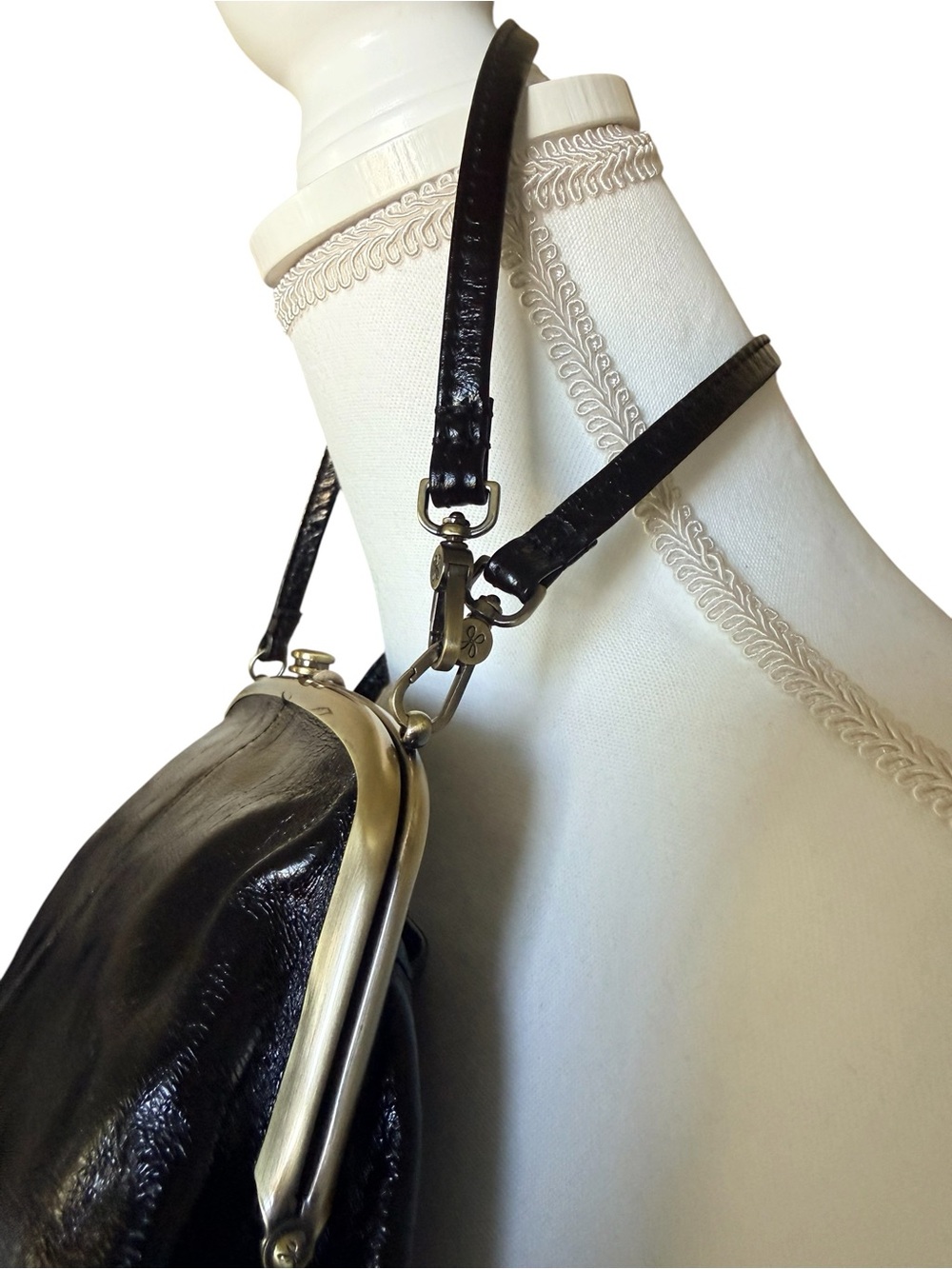 HOBO Black Leather Kiss-Lock Shoulder Clutch - Picture 4 of 12